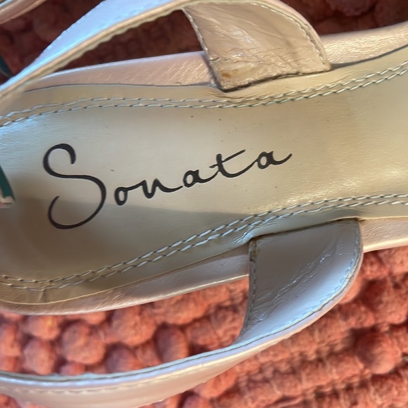 sonata 7 1/2 heeled shoes a nudeish peachish in color bran new never worn - Picture 2 of 11